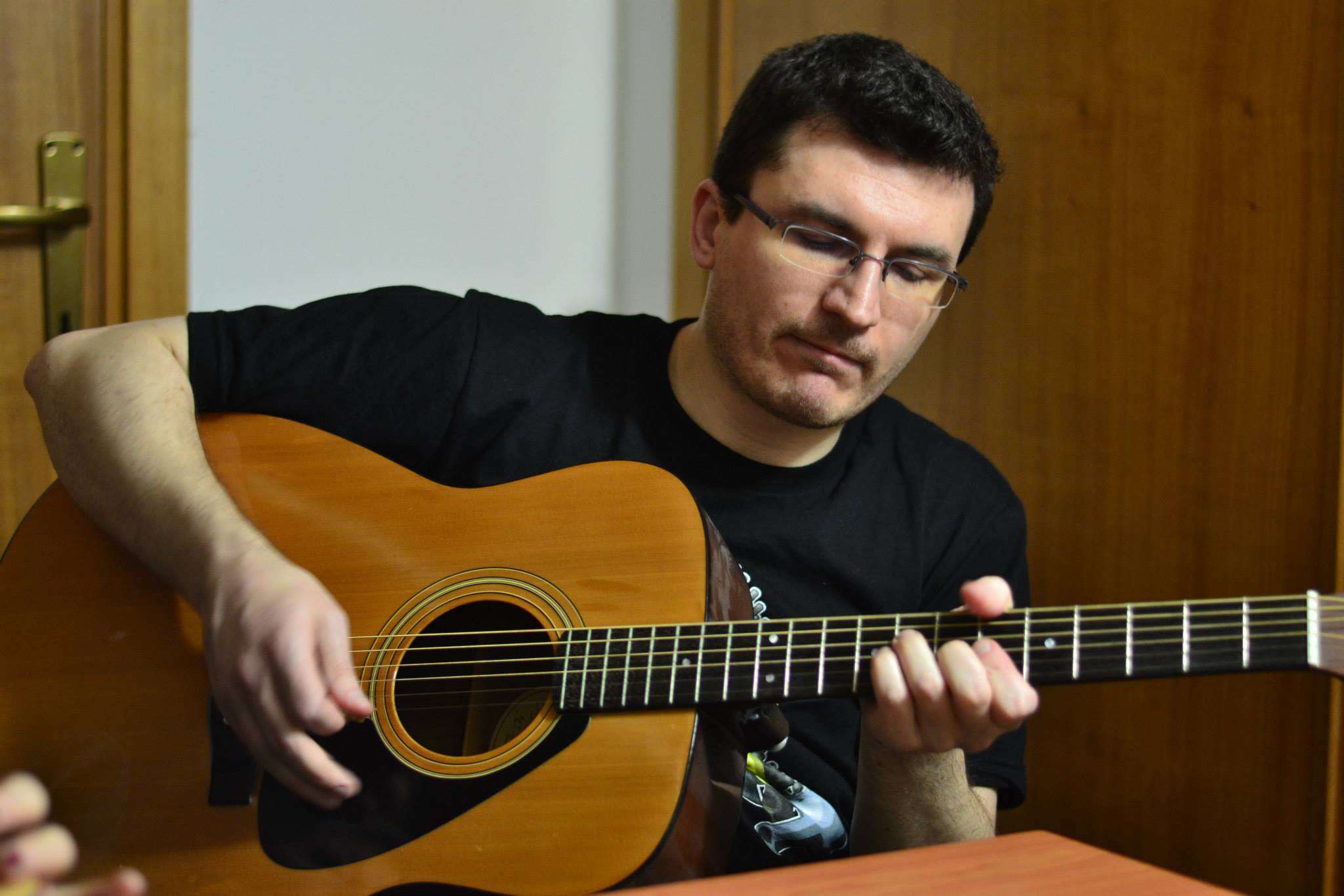 Matteo Greco playing his acoustic guitar